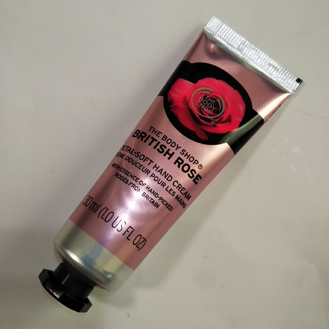 THE BODY SHOP(ザボディショップ)の【新品・未使用】ザボディショップ／ハンドクリーム（３０ｍｌ）３本セット／ポーチ付 コスメ/美容のボディケア(ハンドクリーム)の商品写真