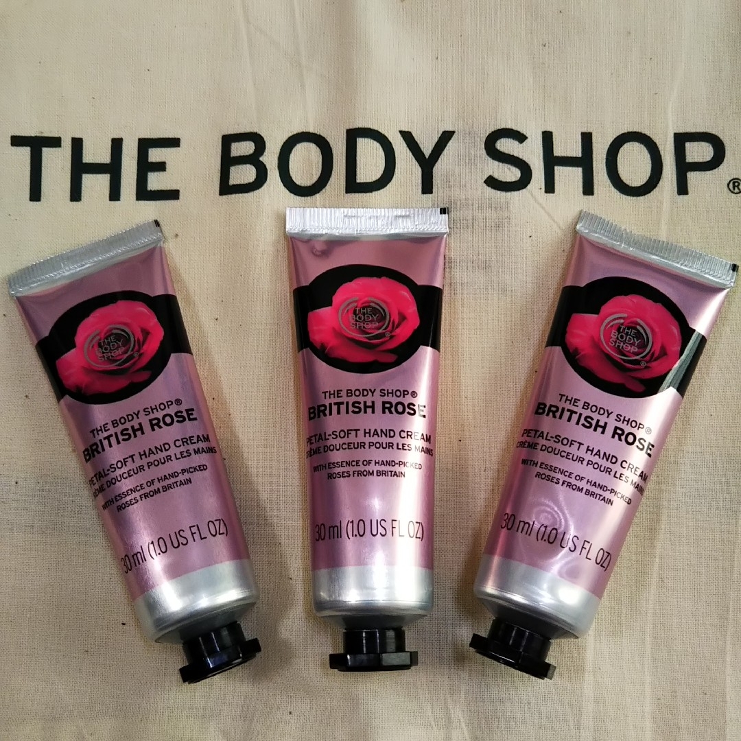 THE BODY SHOP(ザボディショップ)の【新品・未使用】ザボディショップ／ハンドクリーム（３０ｍｌ）３本セット／ポーチ付 コスメ/美容のボディケア(ハンドクリーム)の商品写真