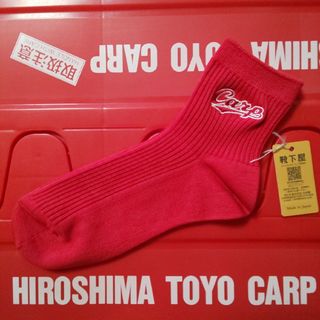 クツシタヤ(靴下屋)のカープソックス22.5〜24.5㎝（レディース赤）！限定販売品！おまけ付き♪(ソックス)