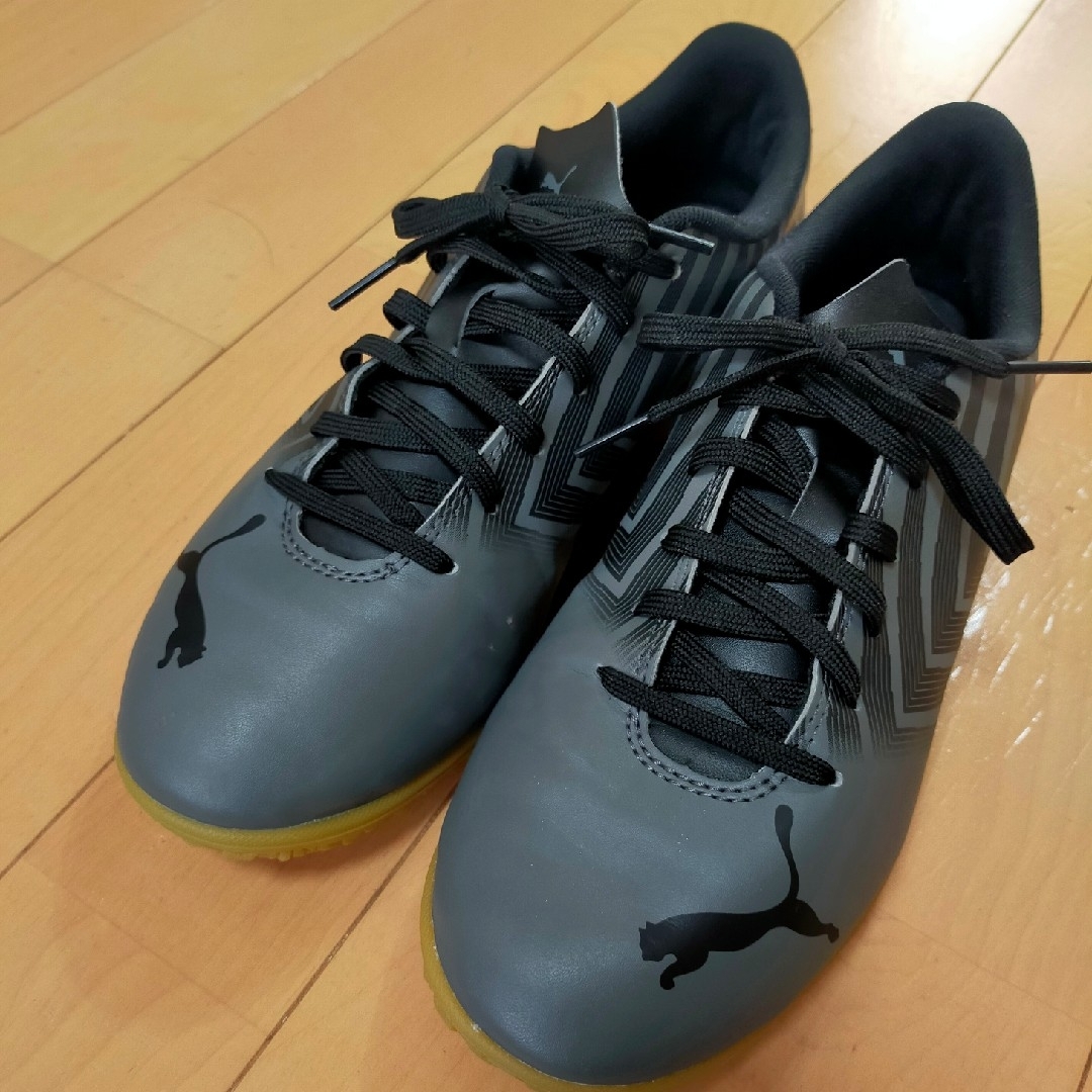 PUMA(プーマ)のpuma フットサル　室内用　シューズ　サイズ25.5㌢ スポーツ/アウトドアのサッカー/フットサル(シューズ)の商品写真