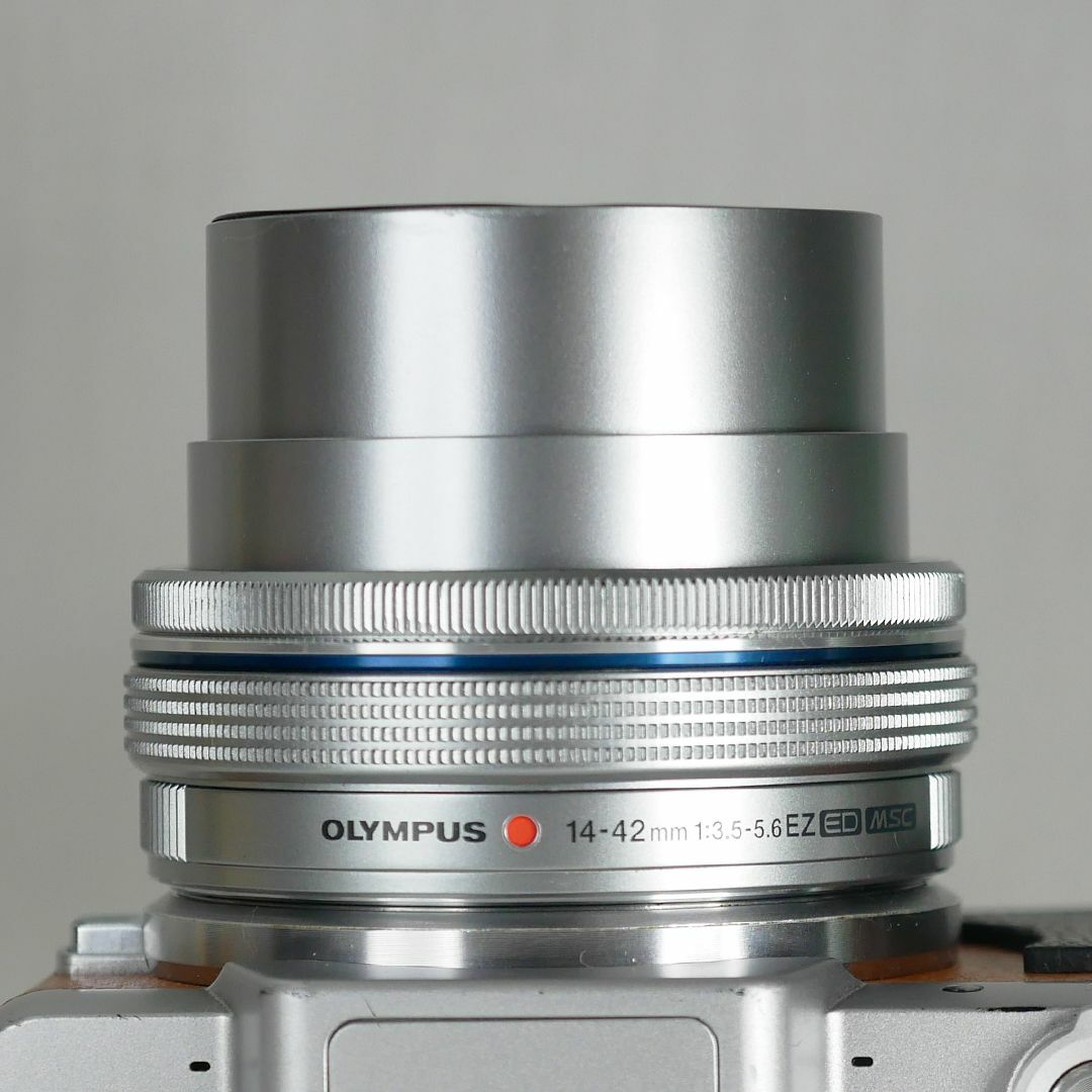 OLYMPUS(オリンパス)のオリンパス 電動パンケーキレンズ M.ZUIKO 14-42mm シルバー スマホ/家電/カメラのカメラ(レンズ(ズーム))の商品写真