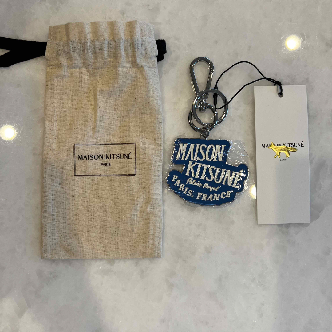 MAISON KITSUNE'(メゾンキツネ)の新品未使用　メゾンキツネ　パレロワイヤル　キーホルダー　ブルー レディースのファッション小物(キーホルダー)の商品写真