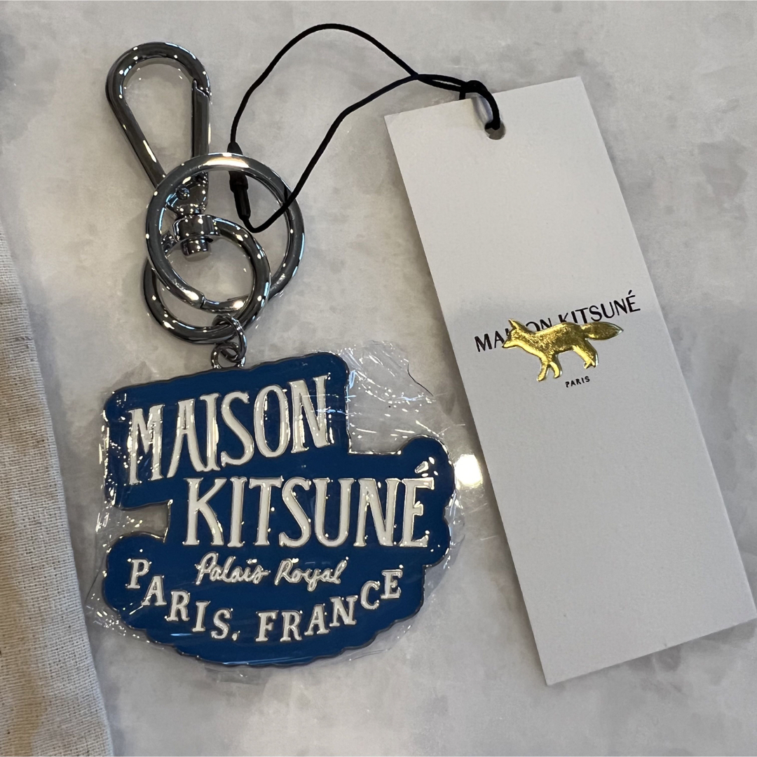 MAISON KITSUNE'(メゾンキツネ)の新品未使用　メゾンキツネ　パレロワイヤル　キーホルダー　ブルー レディースのファッション小物(キーホルダー)の商品写真