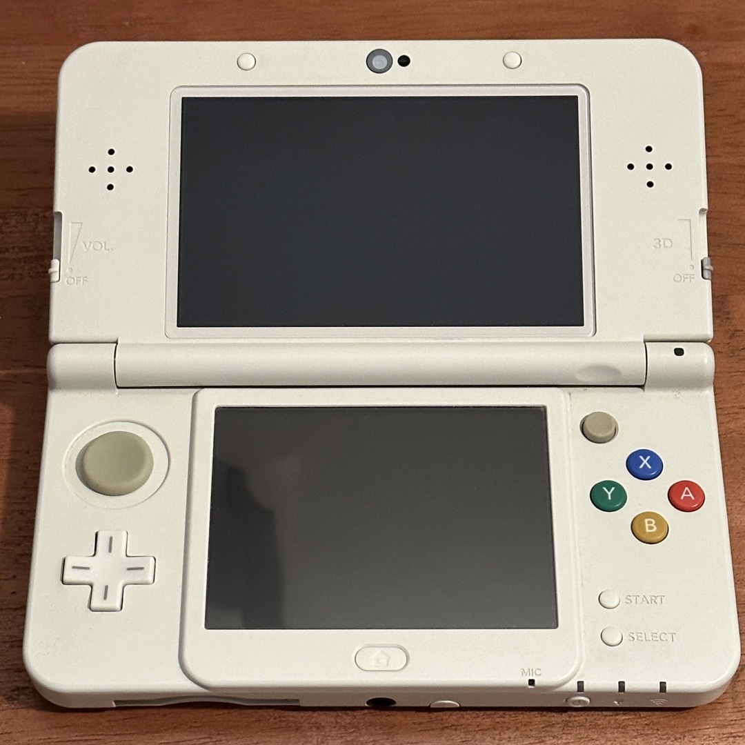 New ニンテンドー 3DS ホワイト 専用ポーチ付き 充電器欠品