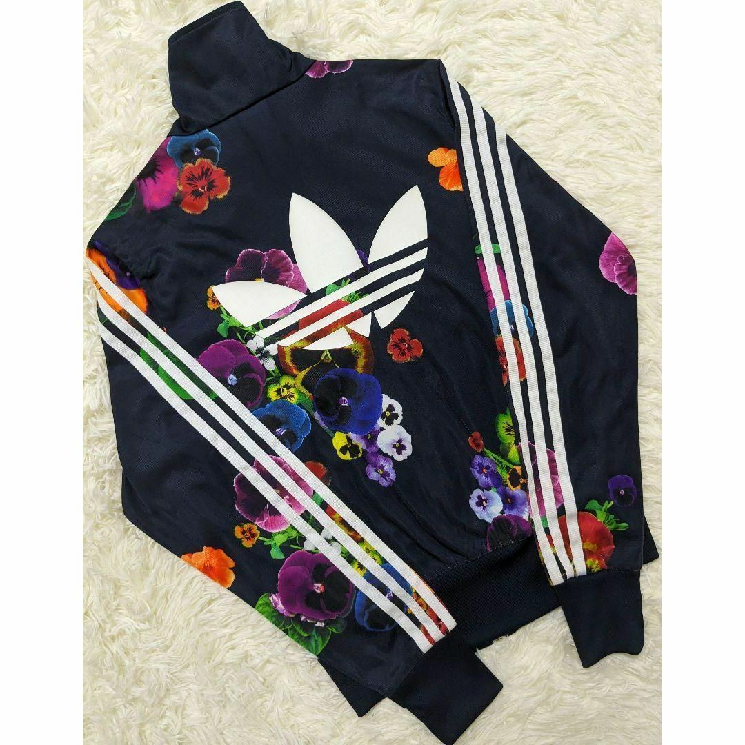 adidas(アディダス)のアディダス パンジー柄 トラックトップ ブルゾン ジャージ 花柄総柄 フローラル レディースのジャケット/アウター(ブルゾン)の商品写真