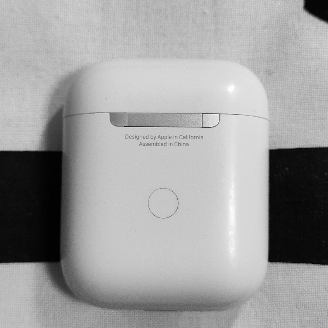 Apple Apple AirPods 2世代 ワイヤレス充電ケースのみ 633の通販 by Hana｜アップルならラクマ