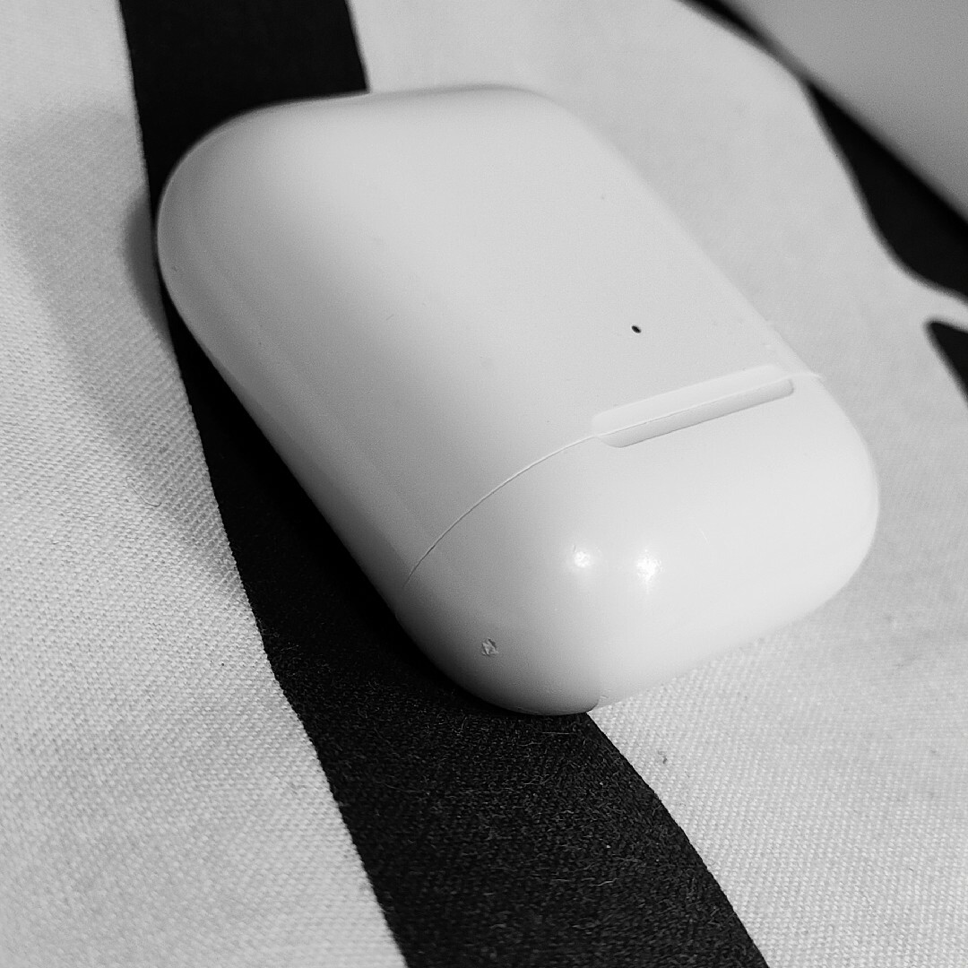 Apple Apple AirPods 2世代 ワイヤレス充電ケースのみ 633の通販 by Hana｜アップルならラクマ