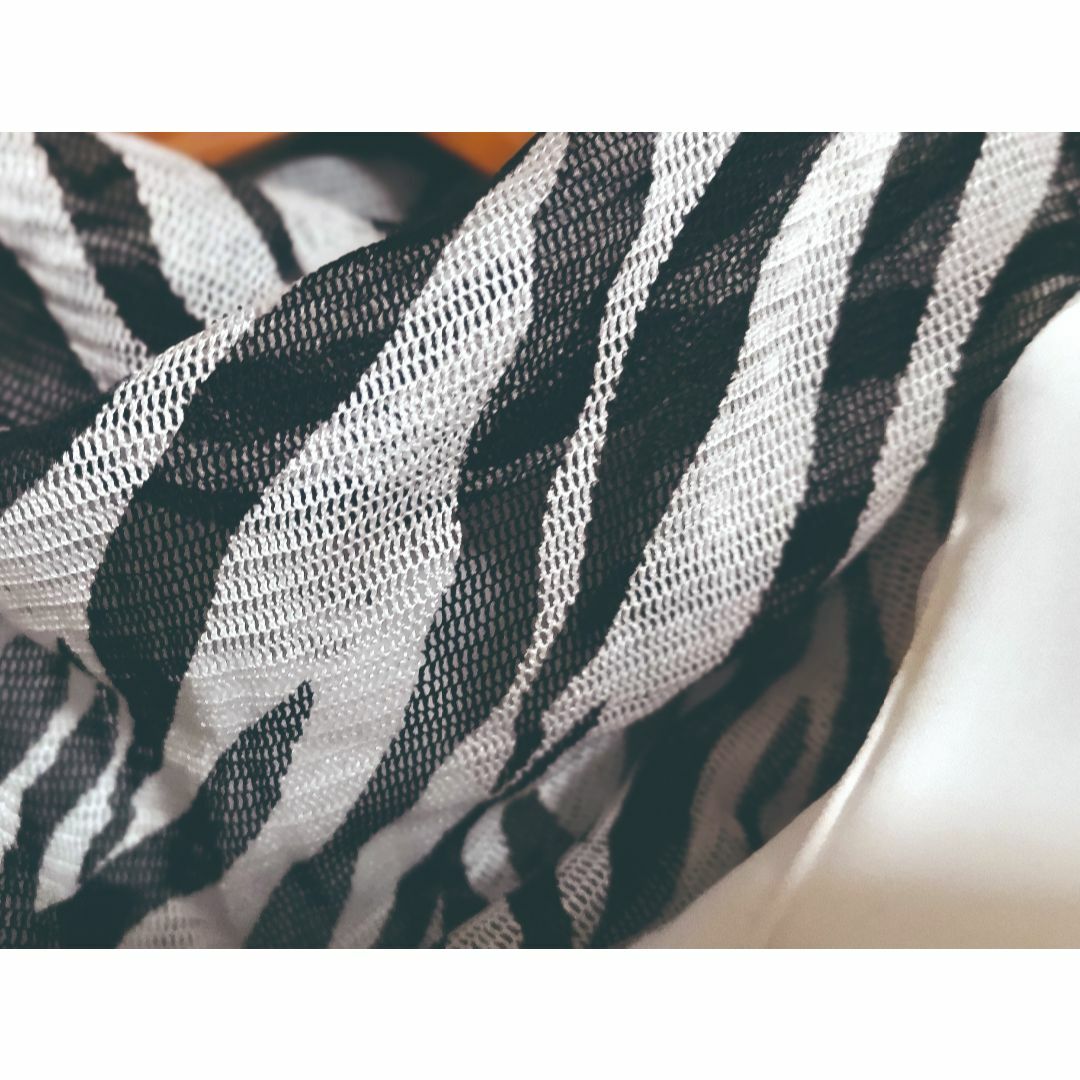 DHC(ディーエイチシー)の【新品 未使用】DHC｜シルク製 ネックカバー｜２種｜ゼブラ／アースブルー レディースのファッション小物(バンダナ/スカーフ)の商品写真