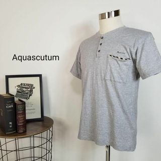 アクアスキュータム(AQUA SCUTUM)のAquascutumヘンリーネックポケットシャツ半袖メンズM(ポロシャツ)