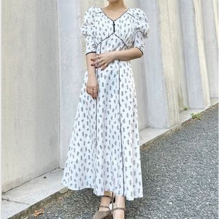 スナイデル(SNIDEL)の完売品　snidel 花柄　ワンピース　リボン　パーティー　リリーブラウン(ロングワンピース/マキシワンピース)