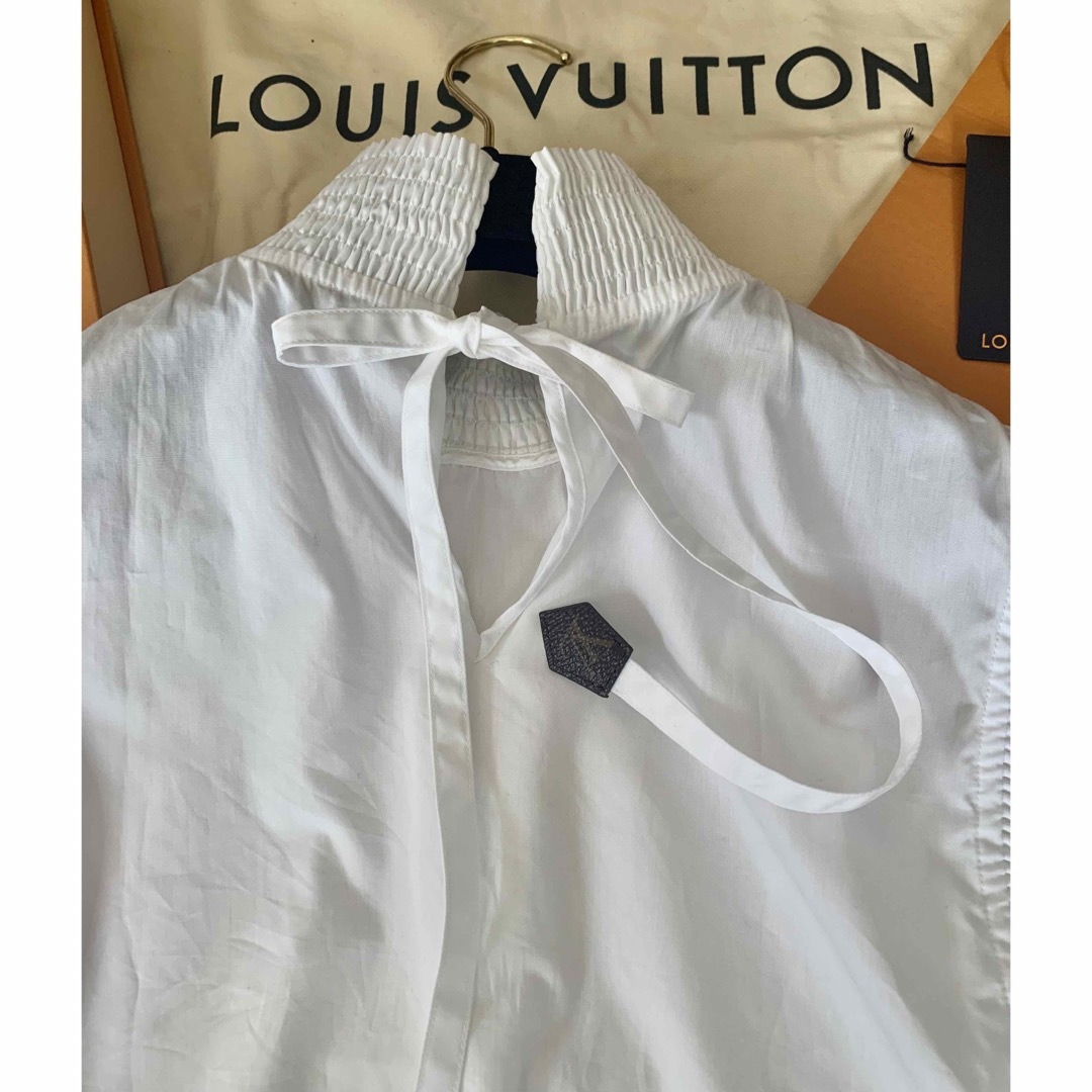 LOUIS VUITTON(ルイヴィトン)のLOUIS VUITTONラッフルトリムトップブラウス 34 17万円程 レディースのトップス(シャツ/ブラウス(半袖/袖なし))の商品写真