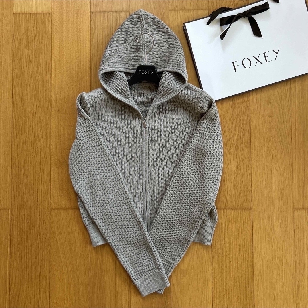 FOXEY(フォクシー)のフォクシー　FOXY フーディファン　HOODIE FAN 38サイズ レディースのトップス(パーカー)の商品写真