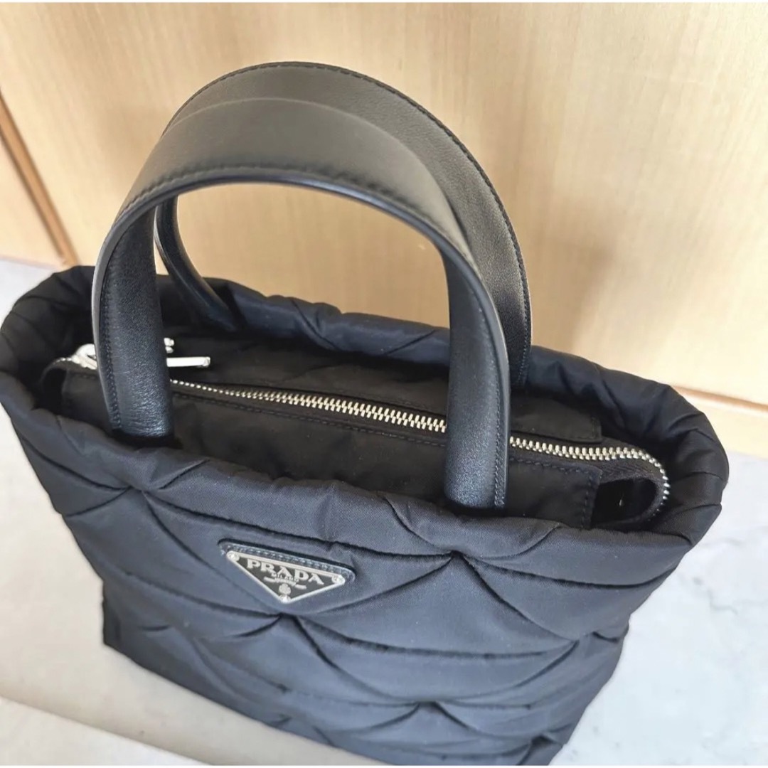 PRADA(プラダ)の【PRADA】パデッドRe-Nylon トートバッグ  （ブラック） レディースのバッグ(トートバッグ)の商品写真