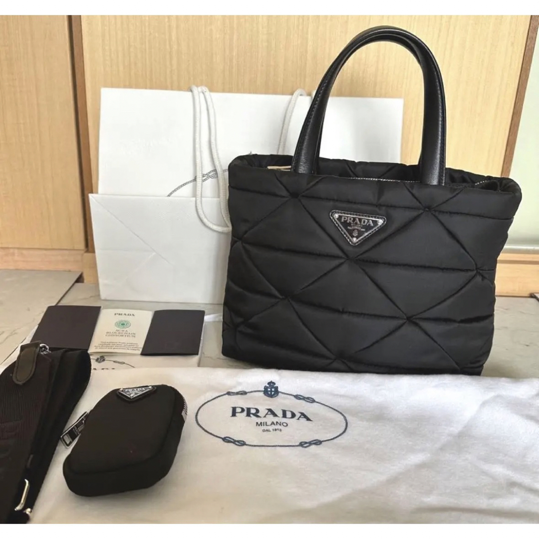 PRADA(プラダ)の【PRADA】パデッドRe-Nylon トートバッグ  （ブラック） レディースのバッグ(トートバッグ)の商品写真