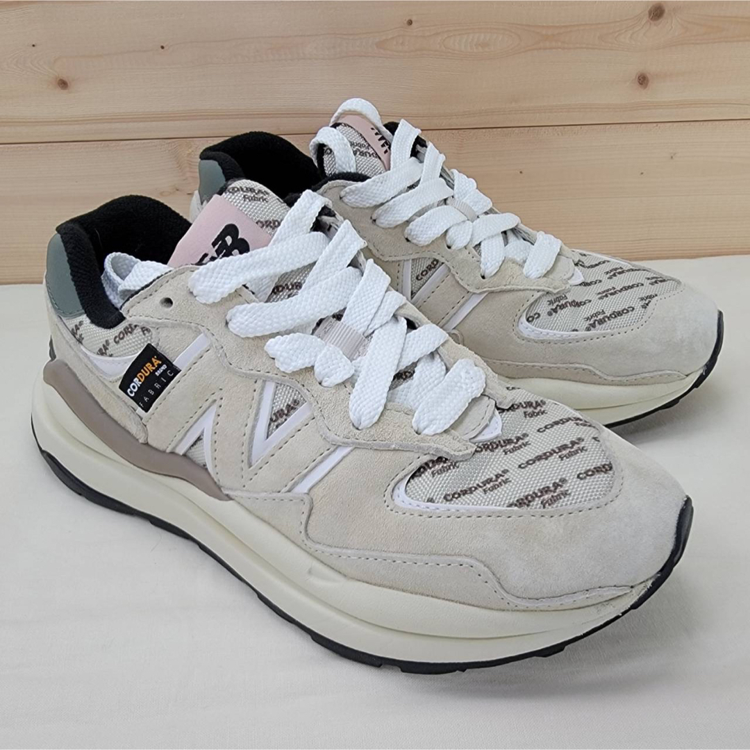 574（New Balance）(ゴーナナヨン)のニューバランス M5740CD1 ベージュ 23cm レディースの靴/シューズ(スニーカー)の商品写真