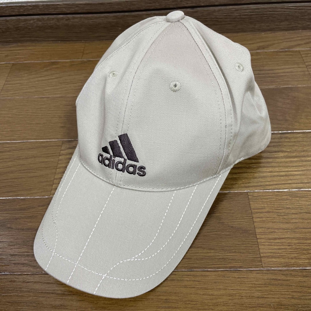 adidas(アディダス)の帽子　未使用品　adidasキャップ　フリーサイズ　ベージュ メンズの帽子(キャップ)の商品写真