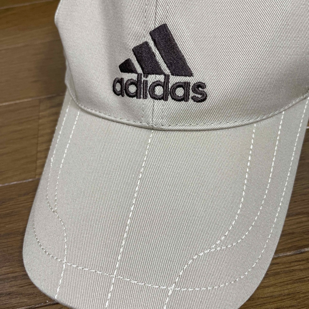 adidas(アディダス)の帽子　未使用品　adidasキャップ　フリーサイズ　ベージュ メンズの帽子(キャップ)の商品写真