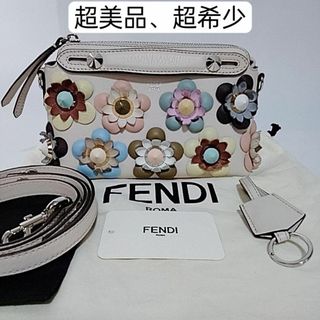 フェンディ(FENDI)の超美品超希少　フェンディ　ミニショルダーバッグ　オフホワイト　花柄キーホルダー(ショルダーバッグ)