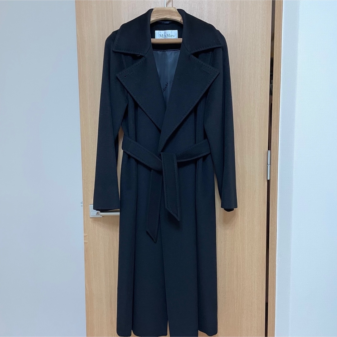 Max Mara(マックスマーラ)のマックスマーラMANUELAキャメル100%ガウンコート定番の黒【中古美品】 レディースのジャケット/アウター(ロングコート)の商品写真