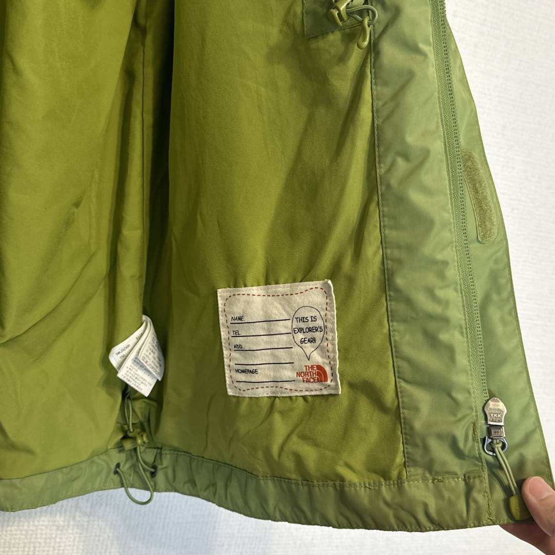 THE NORTH FACE(ザノースフェイス)のノースフェイス マウンテンパーカー 黄 緑　150 キッズ 美品 フード付   キッズ/ベビー/マタニティのキッズ服男の子用(90cm~)(ジャケット/上着)の商品写真