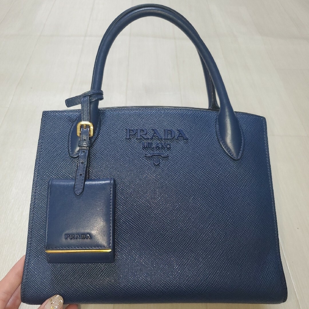 PRADA　モノクローム　バッグ　ネイビー　サフィアーノレザー