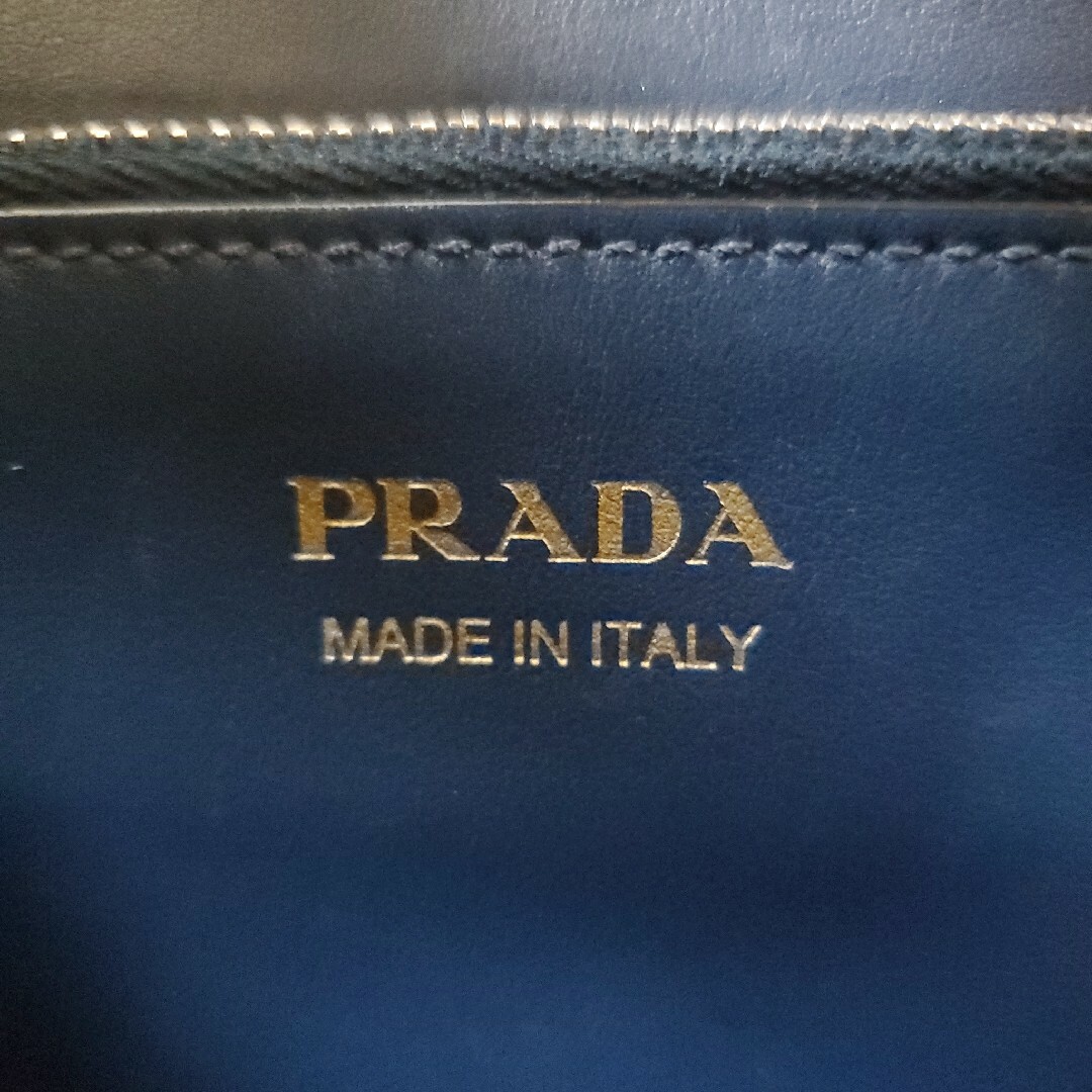 PRADA(プラダ)のPRADA　モノクローム　バッグ　ネイビー　サフィアーノレザー レディースのバッグ(トートバッグ)の商品写真