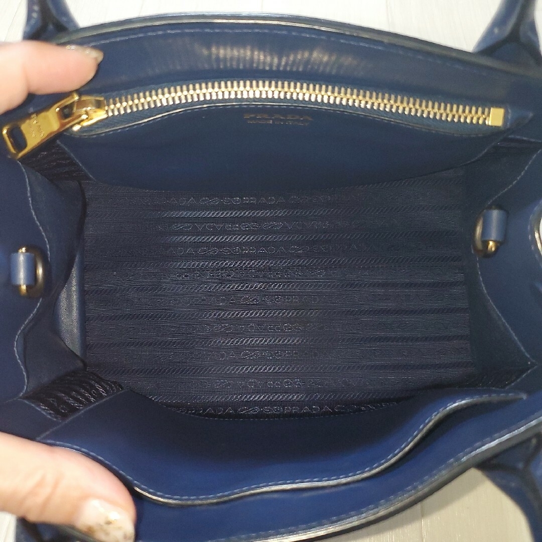 PRADA(プラダ)のPRADA モノクローム バッグ ネイビー サフィアーノレザー レディースのバッグ(トートバッグ)の商品写真
