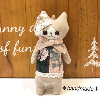 ミナペルホネン(mina perhonen)のハチワレねこちゃんぬいぐるみチャーム ハンドメイド 435(チャーム)