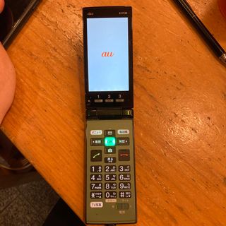 エーユー(au)のガラホ au KYF36(携帯電話本体)