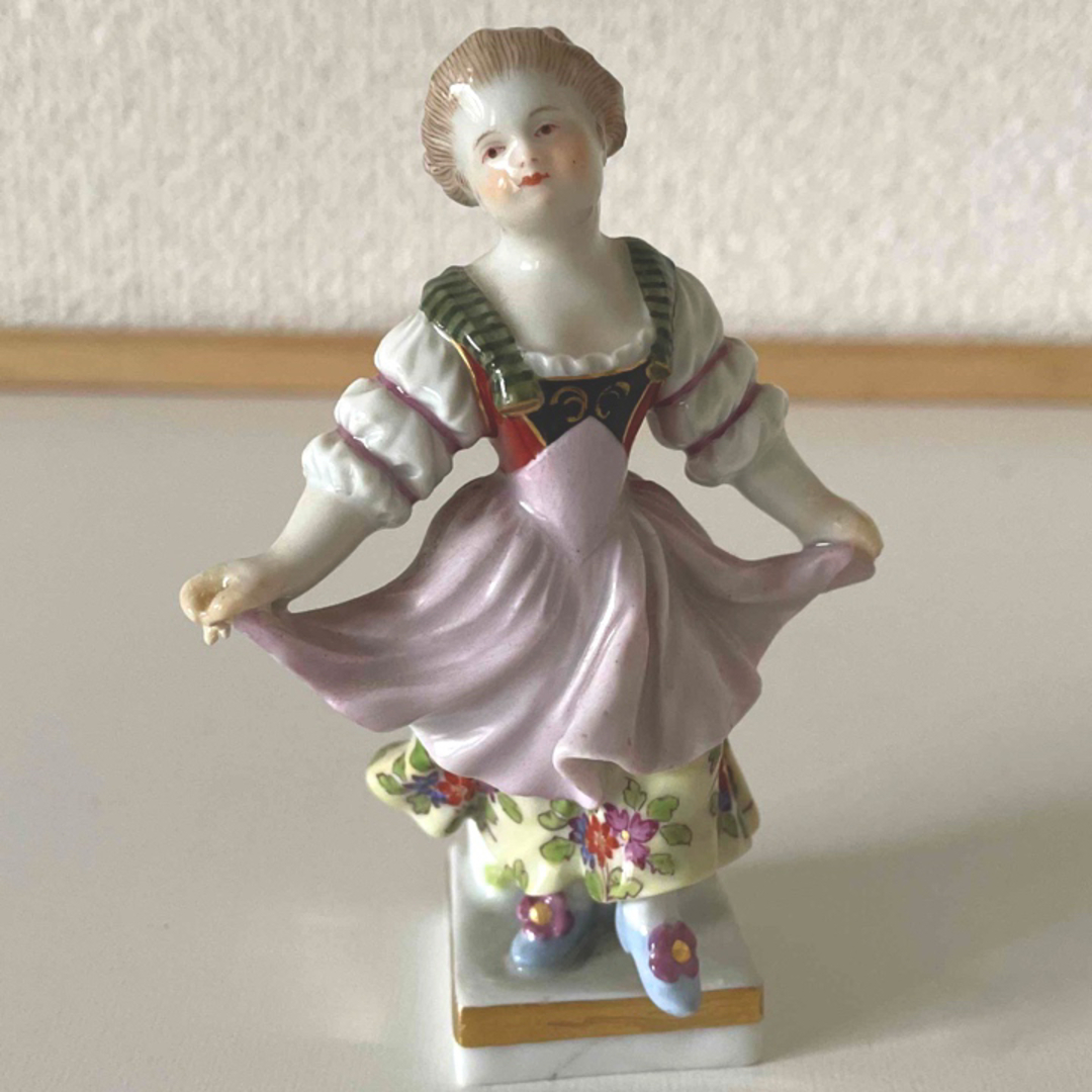 Meissenマイセン・陶器製・女性人形・高さ９.５cm×７cm×５cm