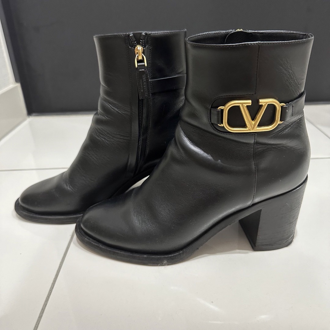 【Valentino】Vロゴ シグネチャー カーフスキン アンクルブーツ