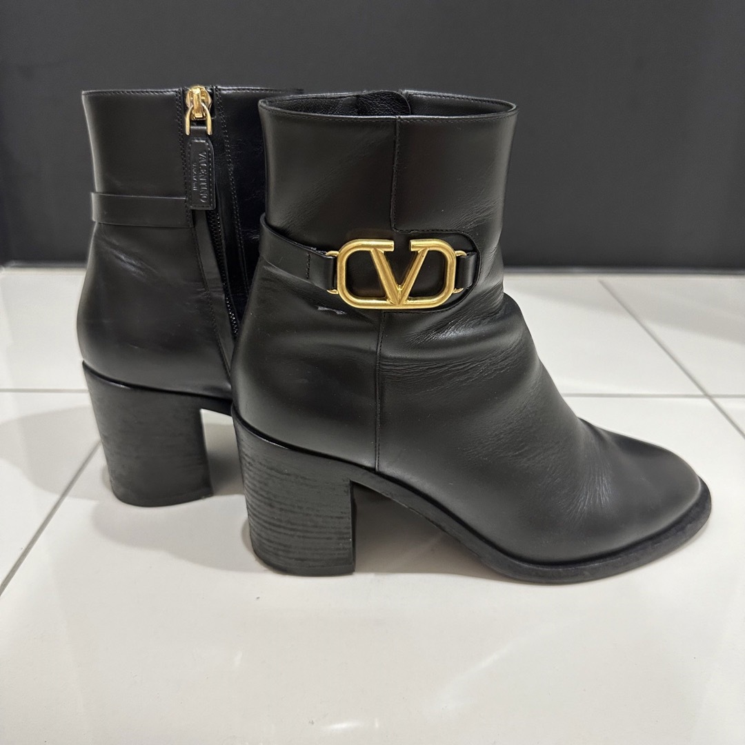 【Valentino】Vロゴ シグネチャー カーフスキン アンクルブーツ
