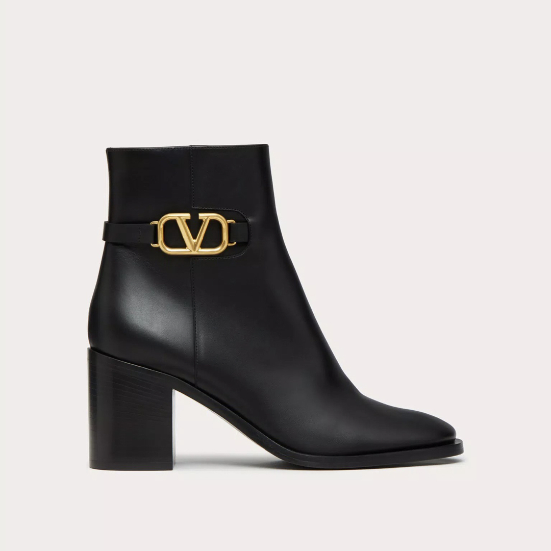 【Valentino】Vロゴ シグネチャー カーフスキン アンクルブーツ | フリマアプリ ラクマ
