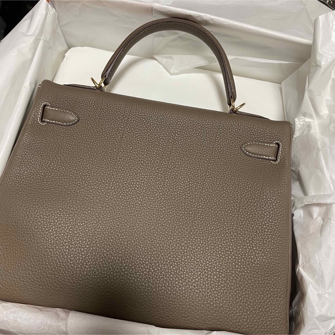 Hermes(エルメス)の極美品♡エルメス ケリー32 トゴ エトゥープ ゴールド金具 D刻印2019年 レディースのバッグ(ハンドバッグ)の商品写真