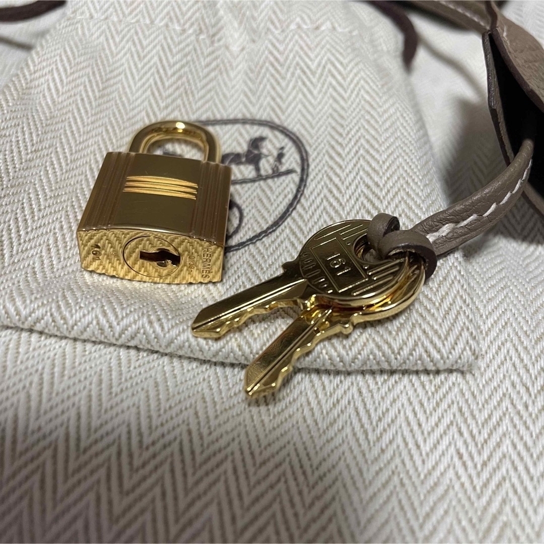 Hermes(エルメス)の極美品♡エルメス ケリー32 トゴ エトゥープ ゴールド金具 D刻印2019年 レディースのバッグ(ハンドバッグ)の商品写真