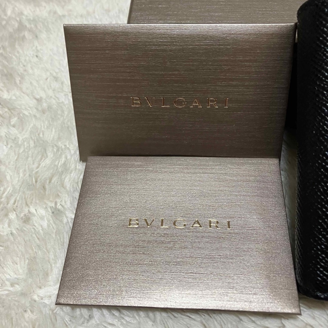 BVLGARI(ブルガリ)の【新品】 BVLGARI   ブルガリ・ブルガリ マン 二つ折り財布 ブラック メンズのファッション小物(折り財布)の商品写真