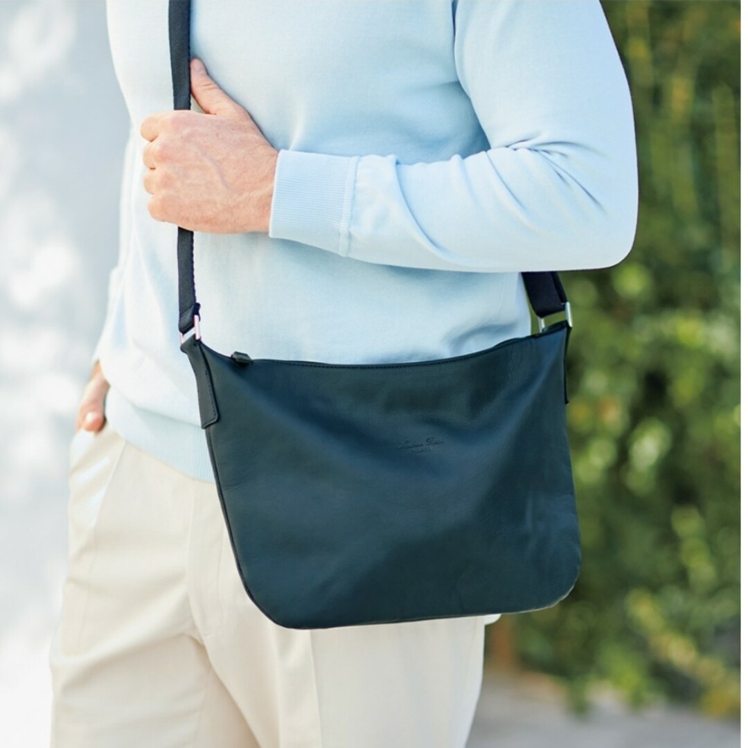 Andrea Rossi(アンドレアロッシ)の新品アンドレアロッシ　軽量しなやかショルダーバッグ紺 レディースのバッグ(ショルダーバッグ)の商品写真