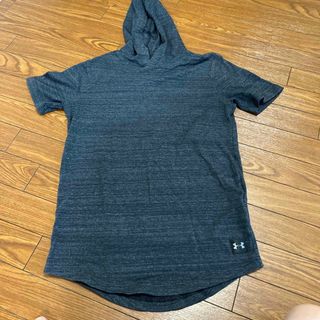 アンダーアーマー(UNDER ARMOUR)のアンダーアーマー　フード付きTシャツ　美品(Tシャツ/カットソー(半袖/袖なし))