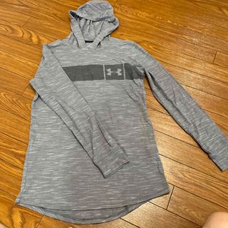 アンダーアーマー(UNDER ARMOUR)のアンダーアーマー　フード付き長袖Ｔシャツ　美品(Tシャツ/カットソー(七分/長袖))