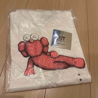 ユニクロ(UNIQLO)の新品 UNIQLO × KAWS UT グラフィックTシャツ（M）【送料込み】(Tシャツ/カットソー(半袖/袖なし))