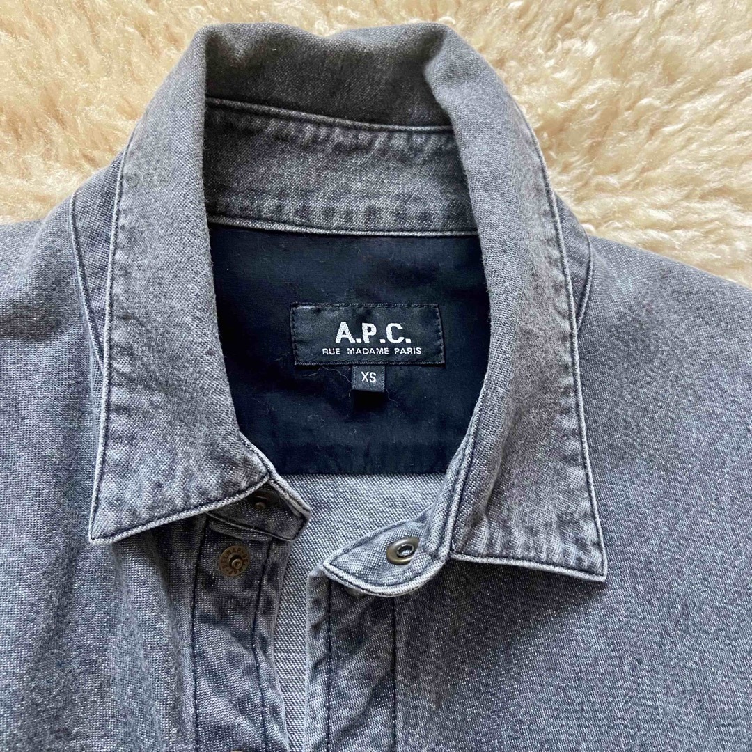 A.P.C(アーペーセー)のCate様専用！A.P.C  デニム　シャツ　ブラックデニムシャツ レディースのトップス(シャツ/ブラウス(長袖/七分))の商品写真