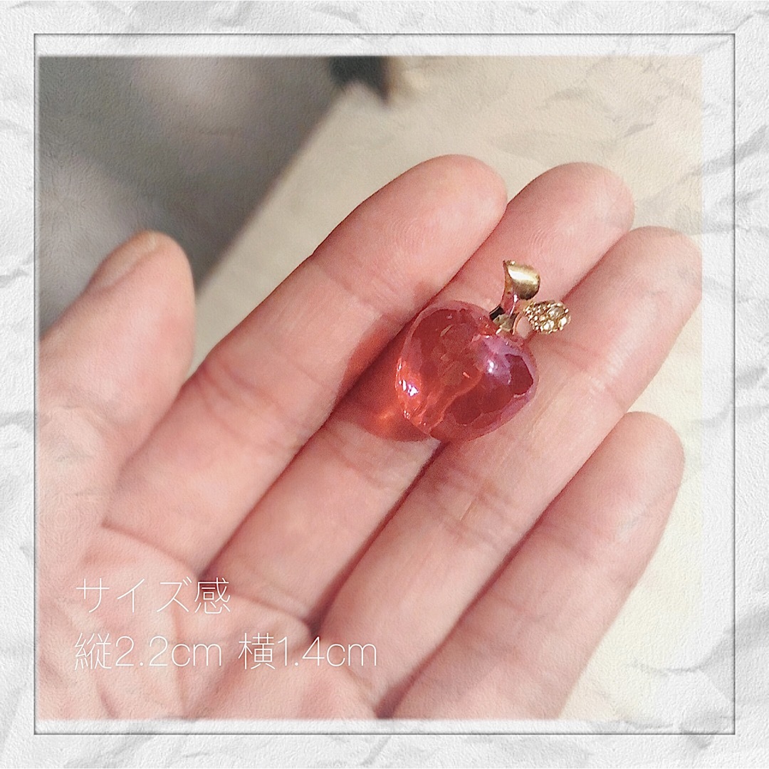 真っ赤なリンゴのネックレス　こまりめいど ハンドメイドのアクセサリー(ネックレス)の商品写真
