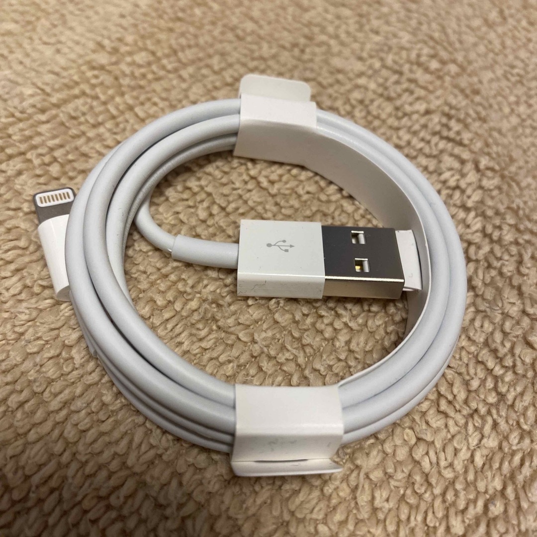 【純正】Apple ケーブル スマホ/家電/カメラのスマートフォン/携帯電話(バッテリー/充電器)の商品写真