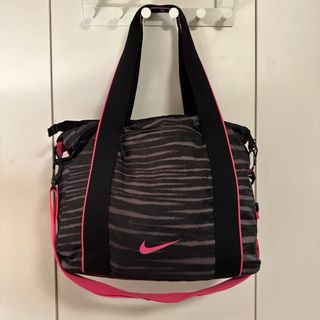 ナイキ(NIKE)の【NIKE】ナイキ　大容量　ショルダーバッグ(ショルダーバッグ)