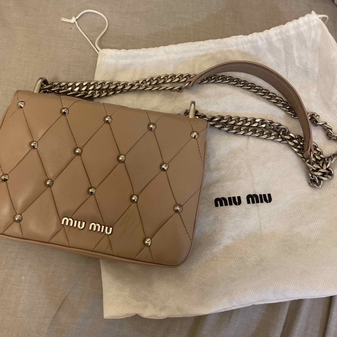 miumiu マトラッセ スタッズ付きバッグ