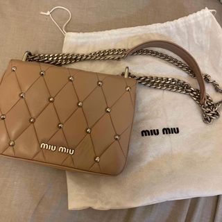 ミュウミュウ(miumiu)のmiumiu マトラッセ スタッズ付きバッグ(ハンドバッグ)