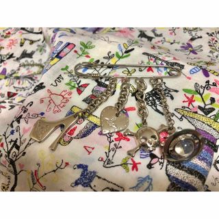 ヴィヴィアン(Vivienne Westwood) 巾着 ブローチ/コサージュの通販 8点