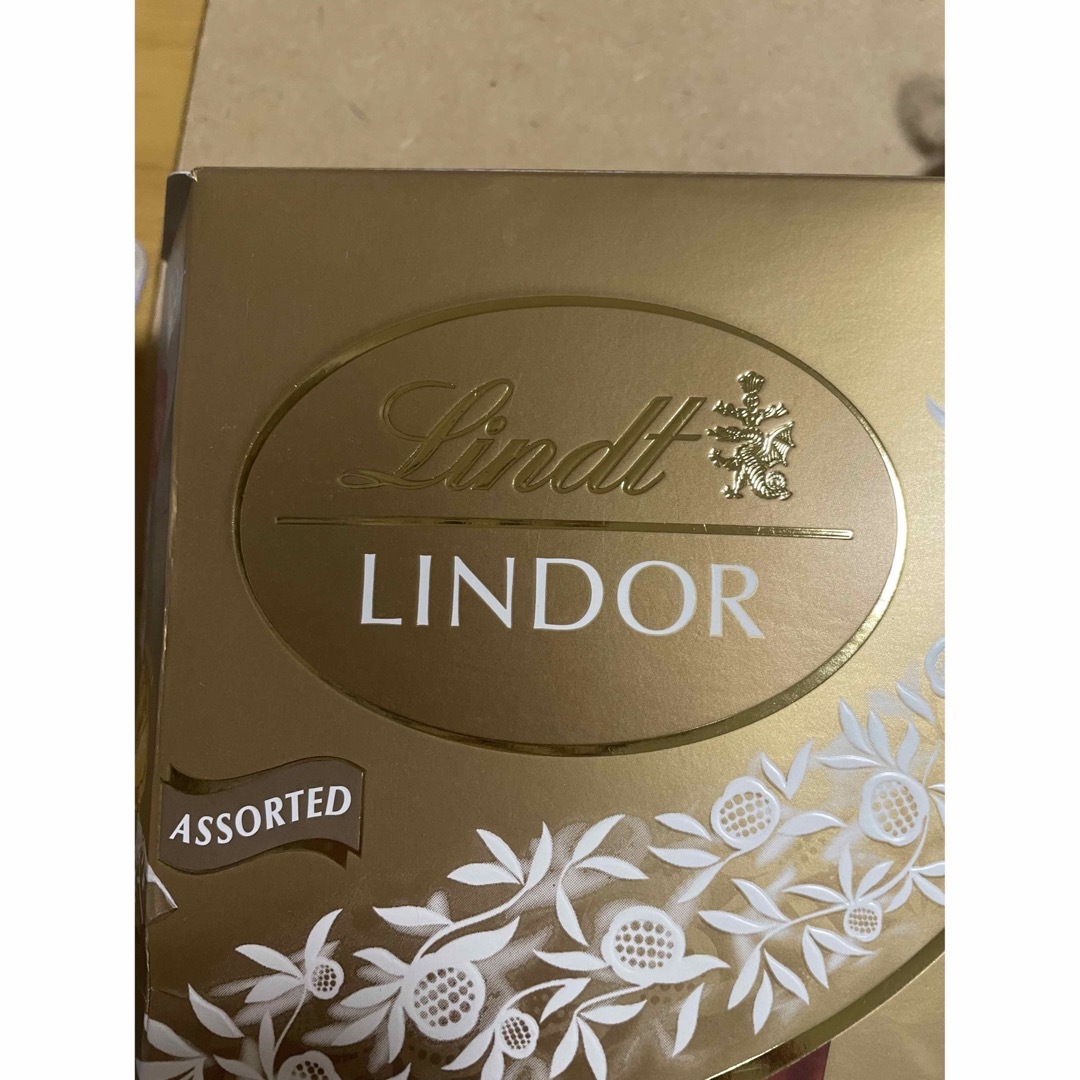 Lindt(リンツ)のリンツ　リンドール 24粒 食品/飲料/酒の食品(菓子/デザート)の商品写真