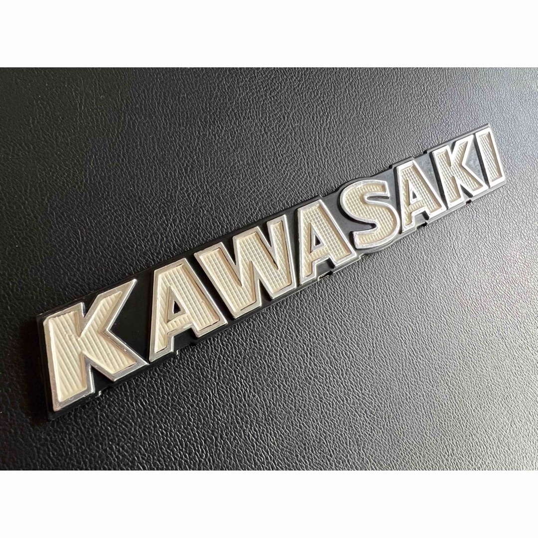 カワサキ　KAWASAKI エンブレム　アルミ　旧車　ロゴ　川崎　z900rs 自動車/バイクのバイク(パーツ)の商品写真