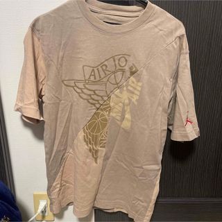 ナイキ(NIKE)のエアジョーダン トラヴィス カクタス ジャック Tシャツ "デザート カーキ"(Tシャツ/カットソー(半袖/袖なし))